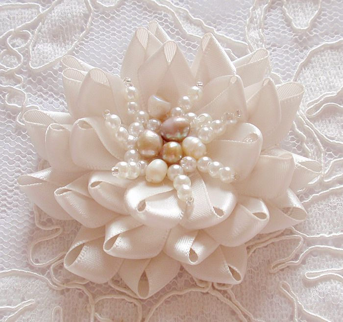 Handgefertigtes Band Blume Mit Perlen Antik Weiß | 2-3/4 Zoll My-677-04 Versandfertig Handgefertigtes Band Blume Mit Perlen Antik Weiß | 2-3/4 Zoll My-677-04 Versandfertig von Mydesign63