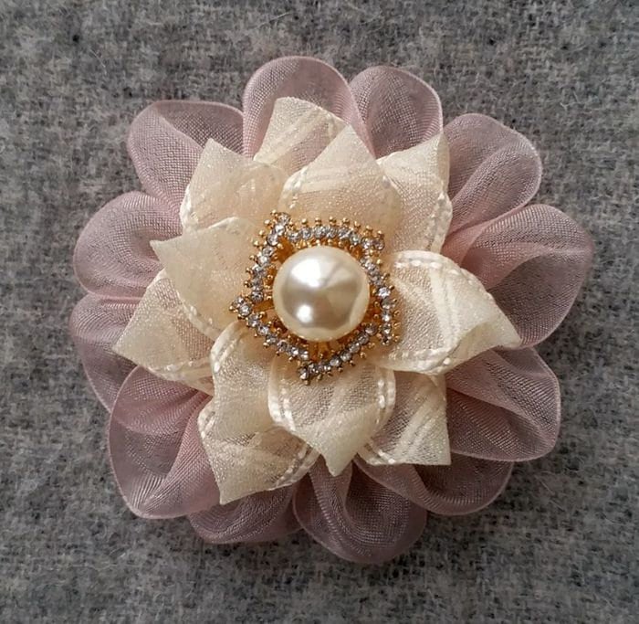 Handgemachte Blume Mit Strass | 3 Zoll in Creme, Mauve My-798-01 Versandfertig Handgemachte Blume Mit Strass | 3 Zoll in Creme, Mauve My-798-01 Versandfertig von Mydesign63