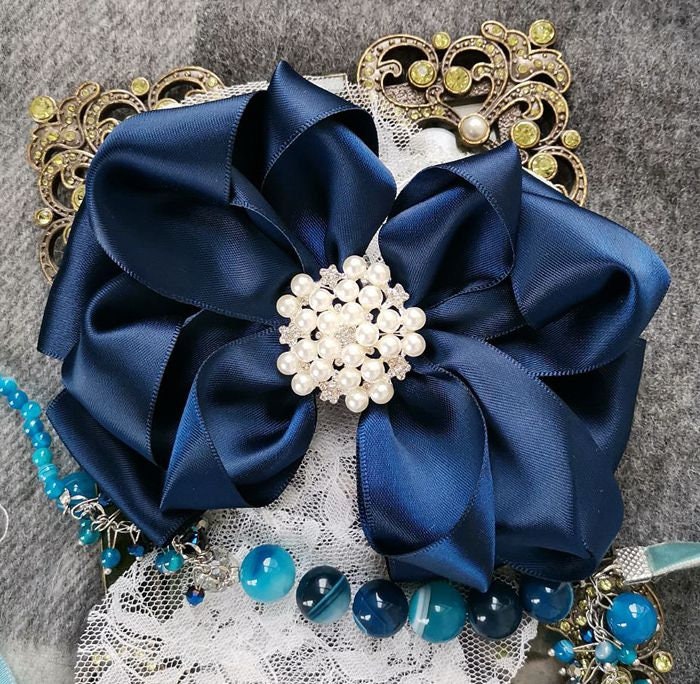 Handgemachte Satinband Schleife Mit Perle Strass Navy Und Über 150 Farben Zur Auswahl | 4x5 Zoll My-795-159 Versandfertig von Mydesign63