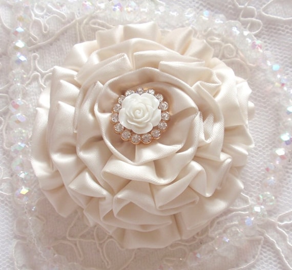 Handgemachtes Band Blume Mit Strass Rosenknopf | 3 Zoll in Antik Weiß My-359-04A Versandfertig Handgemachtes Band Blume Mit Strass Rosenknopf | 3 Zoll in Antik Weiß My-359-04A Versandfertig von Mydesign63