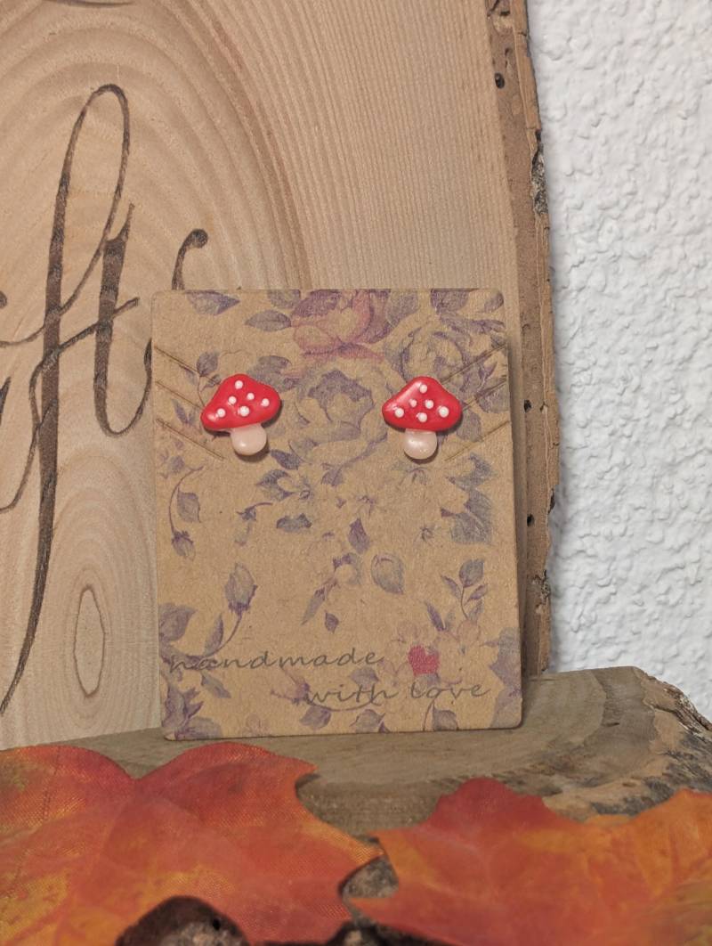 Fimo Ohrstecker Fliegenpilz - Handgemachter Herbst Schmuck | Mini Pilz Ohrringe Geschenkidee Für Naturfreunde & Herbstliebhaber Fimo Ohrstecker Fliegenpilz - Handgemachter Herbst Schmuck | Mini Pilz Ohrringe Geschenkidee Für Naturfreunde & Herbstliebhaber von MygoodfeelingEtsy