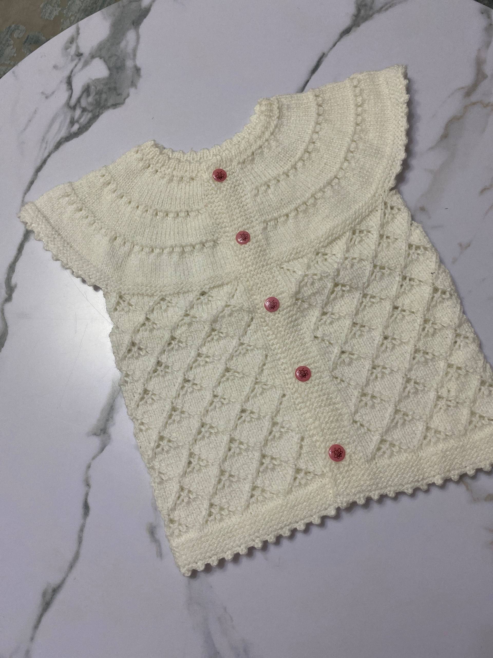Handgefertigte Mädchen Strickweste Handgefertigte Mädchen Strickweste von Myhandarbeit