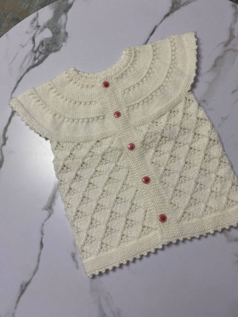Handgefertigte Mädchen Strickweste Handgefertigte Mädchen Strickweste von Myhandarbeit