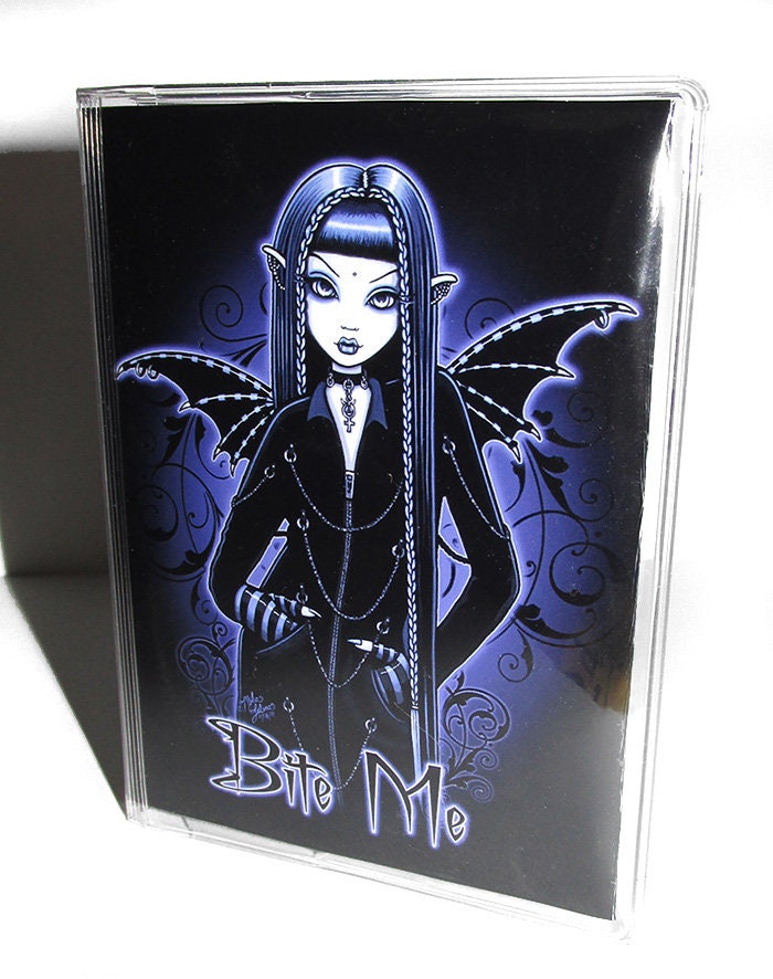 Mina "Bite Me" Vinyl Visitenkartenhalter Gothic Fee Vampir Myka Jelina Art Mina "Bite Me" Vinyl Visitenkartenhalter Gothic Fee Vampir Myka Jelina Art von MykaJelina