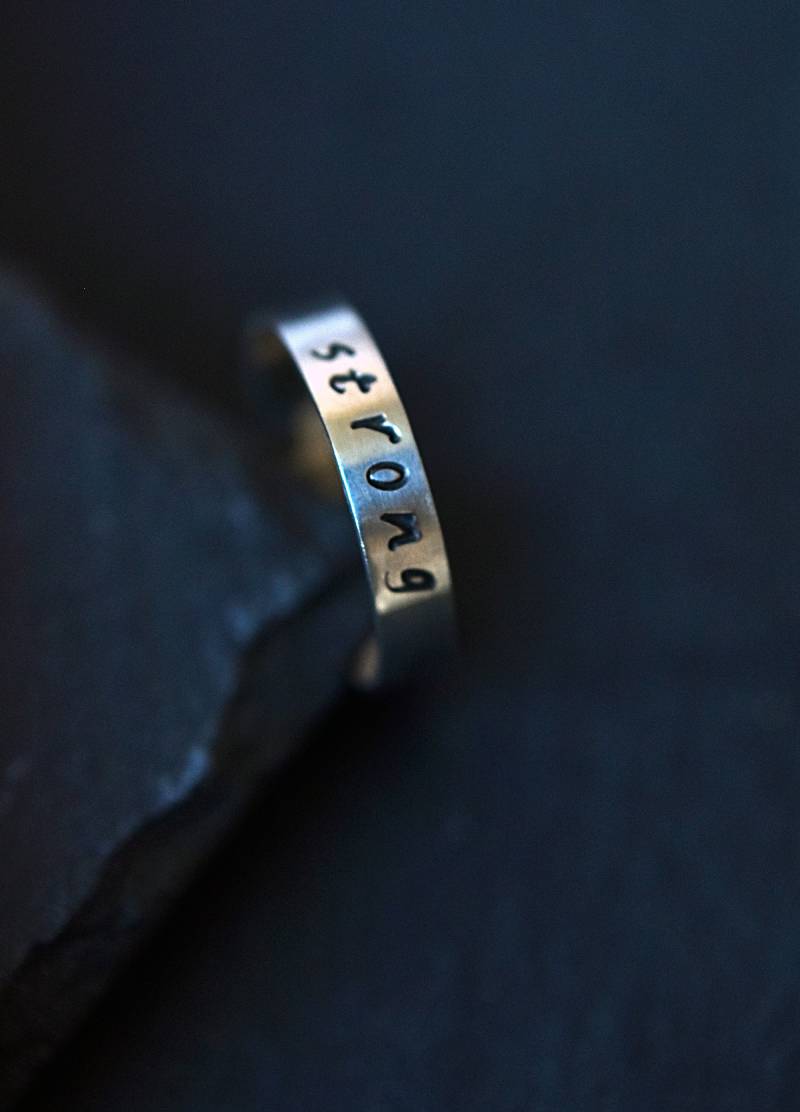 Empowerment Schmuck - Starke Frau Stark Als Mutter Kraft Geschenk Personalisierter Ring Selbstliebe Positives Denken Empowerment Schmuck - Starke Frau Stark Als Mutter Kraft Geschenk Personalisierter Ring Selbstliebe Positives Denken von MyliuDesign
