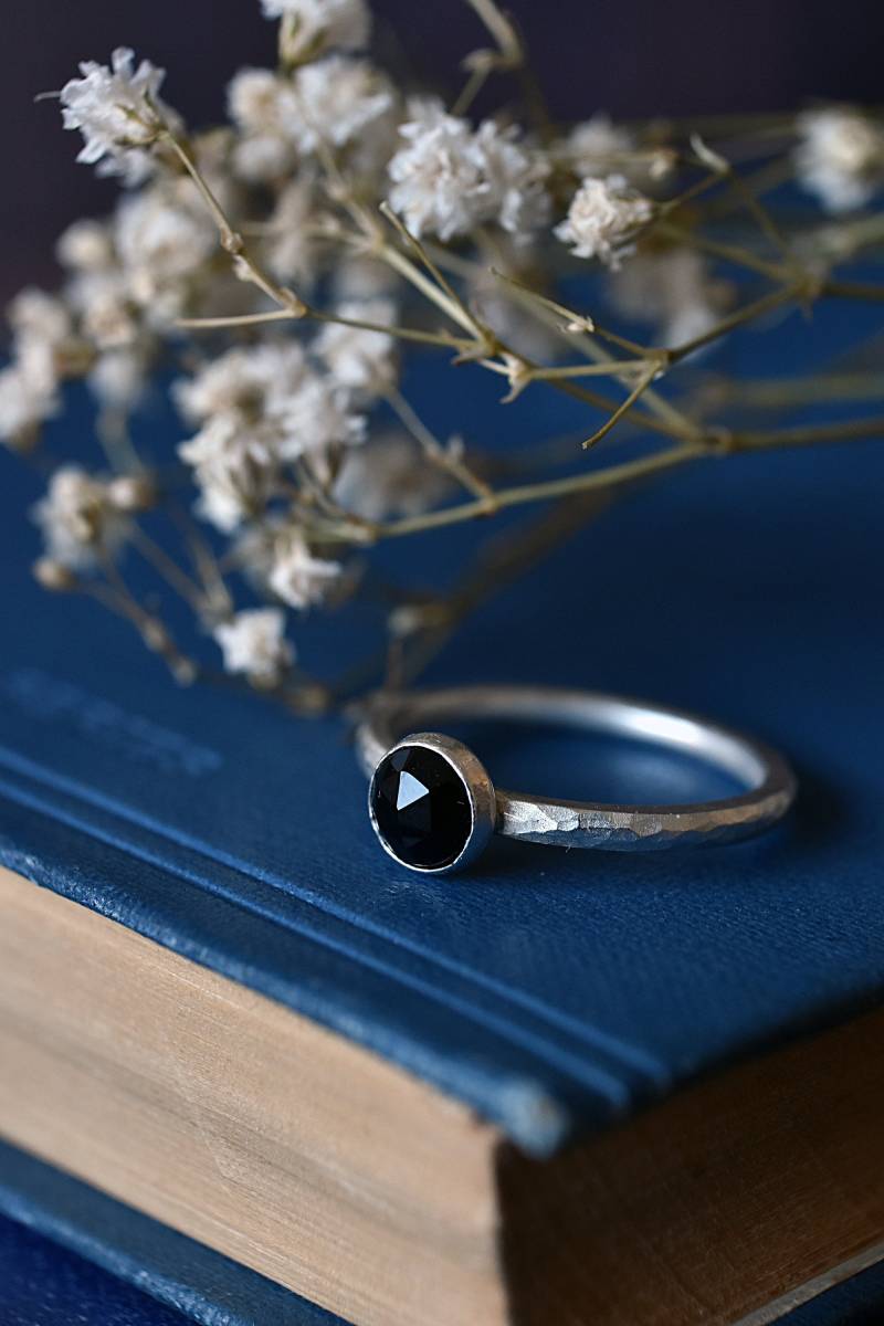 Schwarzer Onyx Ring - Silberner Stein Edelstein Alternativer Schmuck Gothic von MyliuDesign