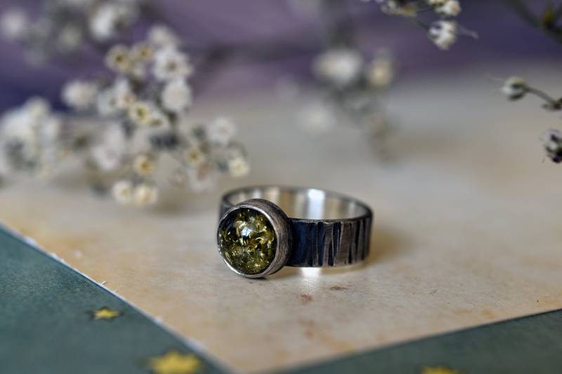 Silber-statement Bernsteinring Mit Oxidiertem Baumrinden-Effektband Silber-statement Bernsteinring Mit Oxidiertem Baumrinden-Effektband von MyliuDesign