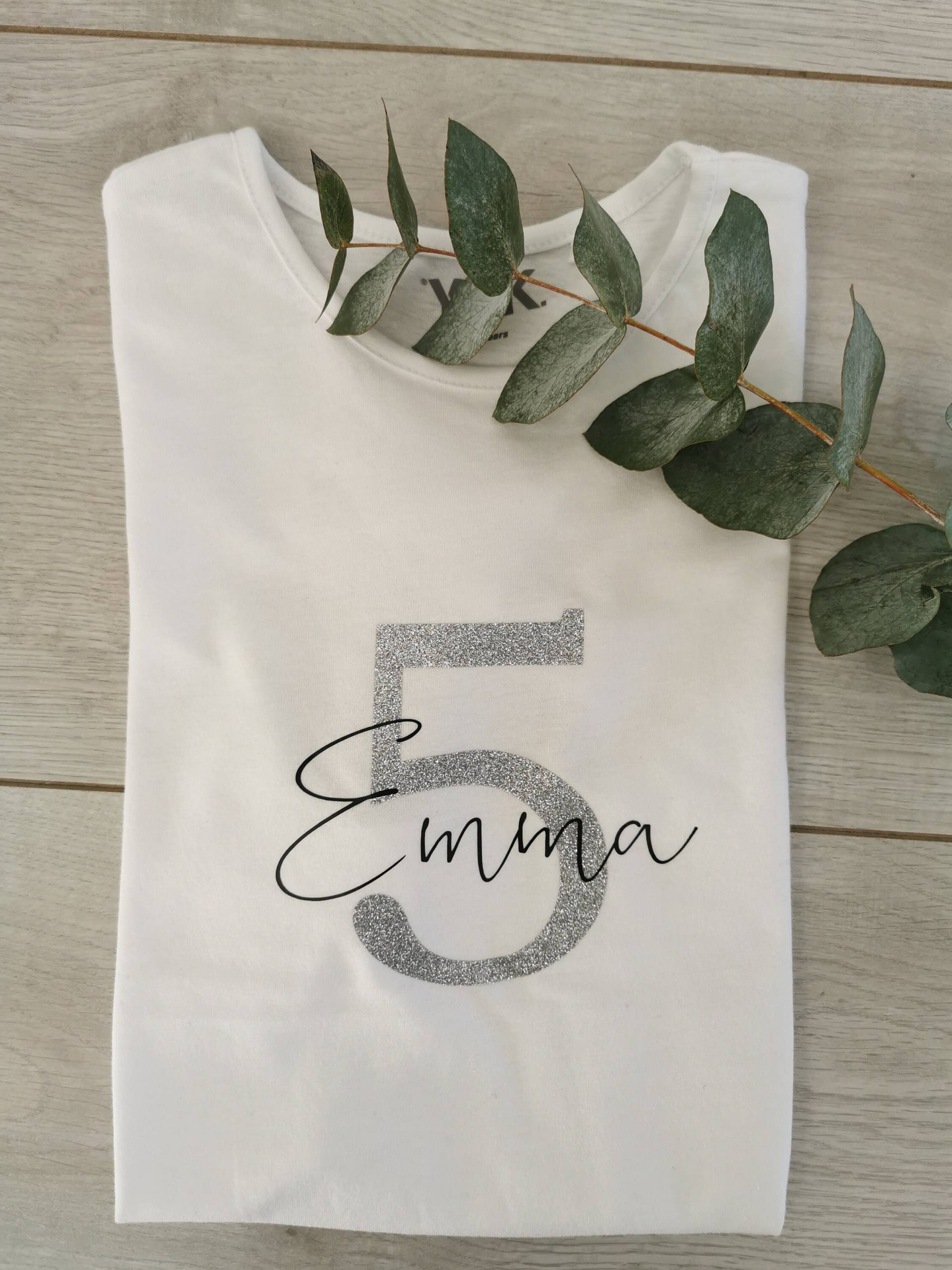 T-Shirt Name + Geburtstagszahl T-Shirt Name + Geburtstagszahl von Mylovelyplott