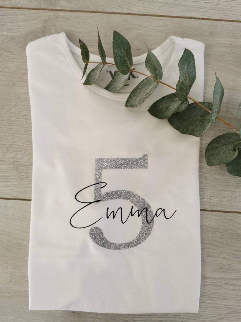 T-Shirt Name + Geburtstagszahl T-Shirt Name + Geburtstagszahl von Mylovelyplott