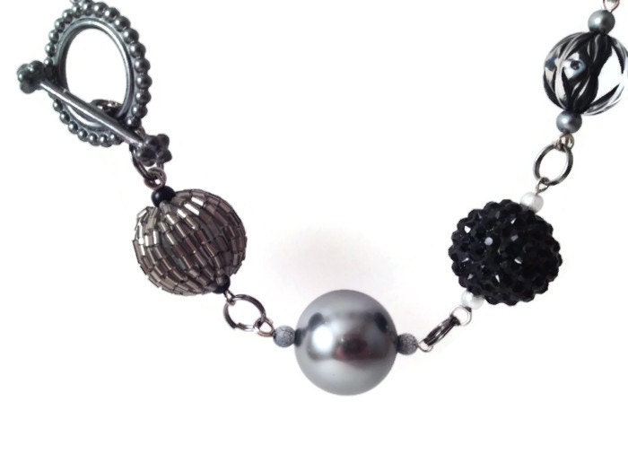 Dreifach-Perle Kurze Halskette - Gunmetal Grau Und Schwarz Vorderer Verschluss Dreifach-Perle Kurze Halskette - Gunmetal Grau Und Schwarz Vorderer Verschluss von MynisaUnique