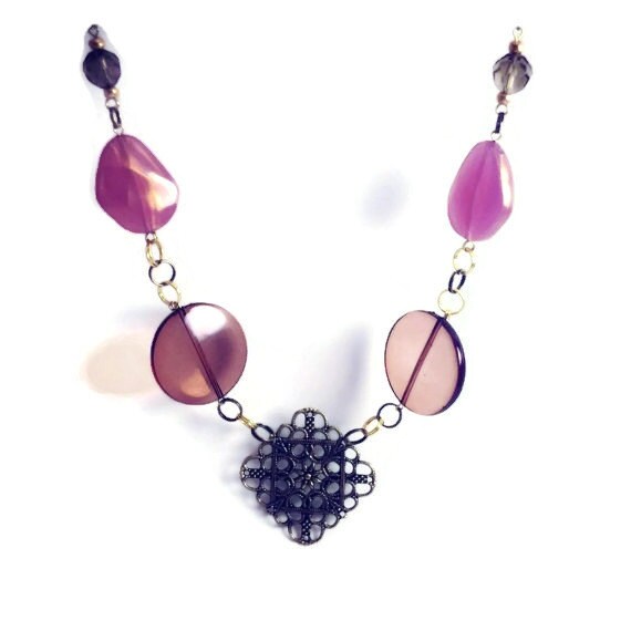 Gold-Ton-statement-Halskette Große Pfirsich Rosa Perlen Olivgrün Akzente Gold-Ton-statement-Halskette Große Pfirsich Rosa Perlen Olivgrün Akzente von MynisaUnique