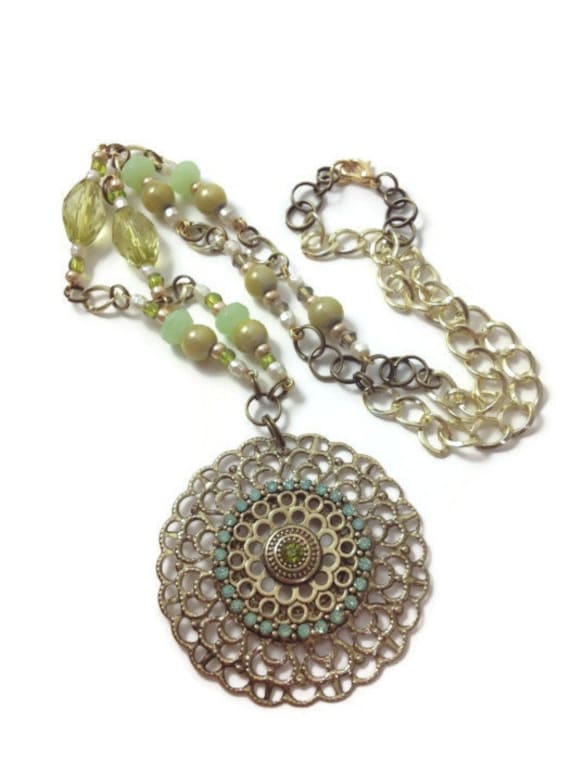 Gold Und Lindgrüner Anhänger, Lange Halskette, Handgemachter Schmuck Gold Und Lindgrüner Anhänger, Lange Halskette, Handgemachter Schmuck von MynisaUnique