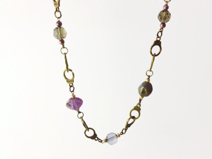 Handschellen-Halskette, Lila Perlen, Bronze Handschellen-Halskette, Lila Perlen, Bronze von MynisaUnique