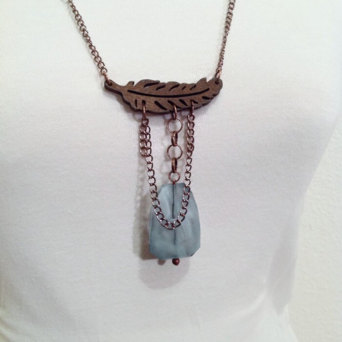 Lange Jade Halskette/Lariat Abstrakte Mit Holzblatt Anhänger von MynisaUnique