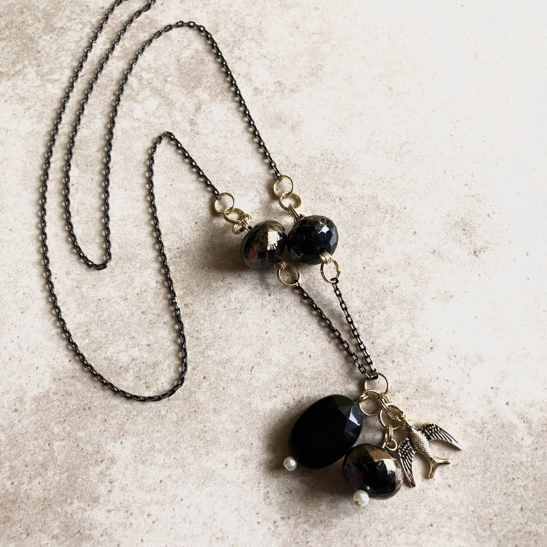 Lange Schwarz-Goldene Halskette Mit Perlen Und Einem Goldenen Vogel Lange Schwarz-Goldene Halskette Mit Perlen Und Einem Goldenen Vogel von MynisaUnique