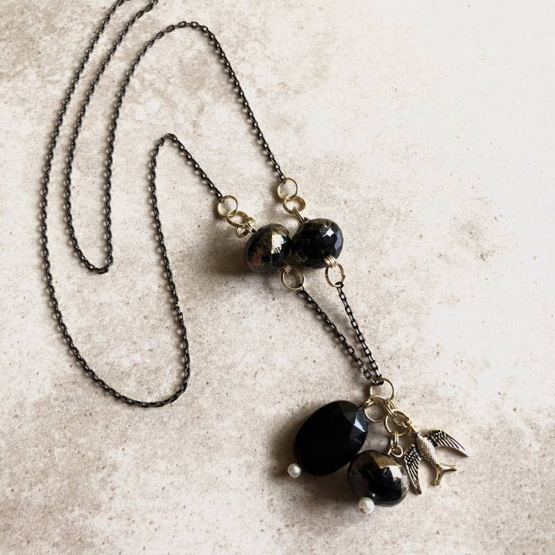 Lange Schwarz-Goldene Halskette Mit Perlen Und Einem Goldenen Vogel von MynisaUnique