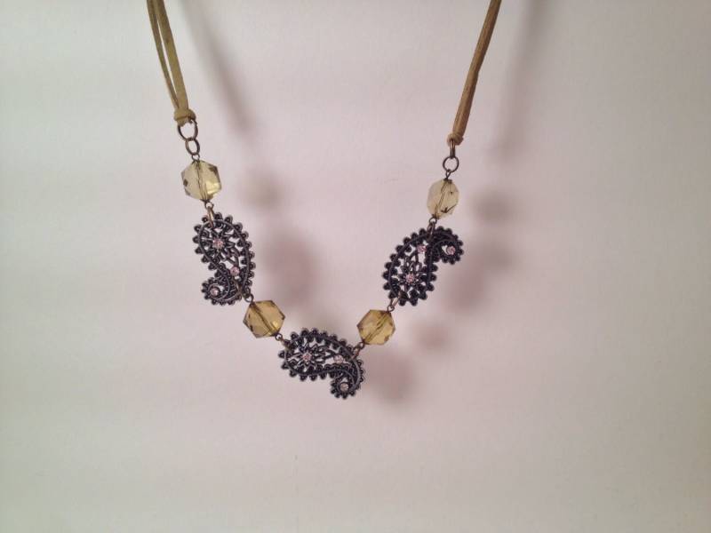 Paisley Charme Aussage Halskette Mit Oliven Wildleder Akkord Paisley Charme Aussage Halskette Mit Oliven Wildleder Akkord von MynisaUnique