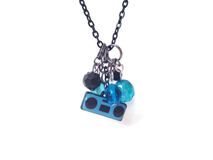 Retro Inspiriert Blau Boom Box Lautsprecher Charme Halskette Retro Inspiriert Blau Boom Box Lautsprecher Charme Halskette von MynisaUnique