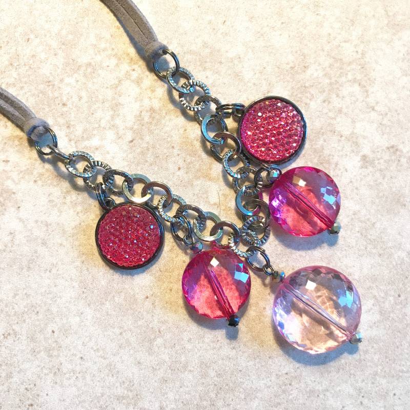 Rosa Und Grau Juwel Lätzchen Halskette Mit Wildleder Akkord Rosa Und Grau Juwel Lätzchen Halskette Mit Wildleder Akkord von MynisaUnique