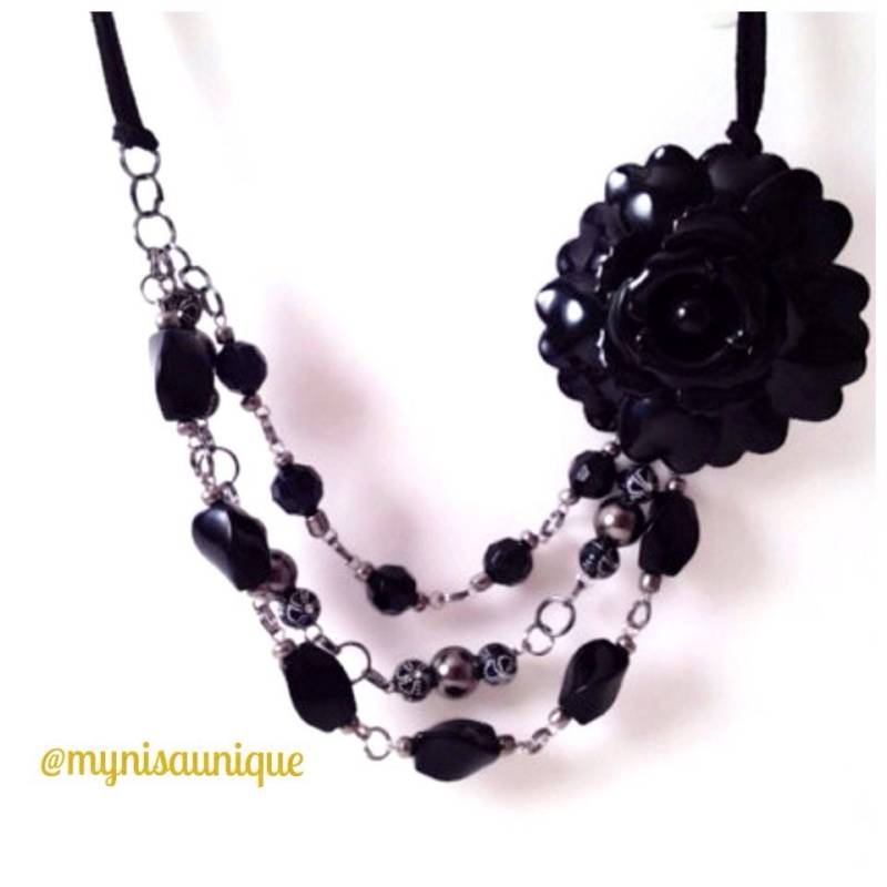 Schwarze Blume Perlen Aussage Halskette Große Räumung Lätzchen Stil Schwarze Blume Perlen Aussage Halskette Große Räumung Lätzchen Stil von MynisaUnique