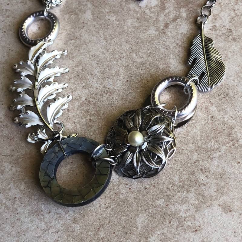 Silber Und Weißer Schmuck/Broach Halskette Statement Rauchgraue Perlen Silber Und Weißer Schmuck/Broach Halskette Statement Rauchgraue Perlen von MynisaUnique