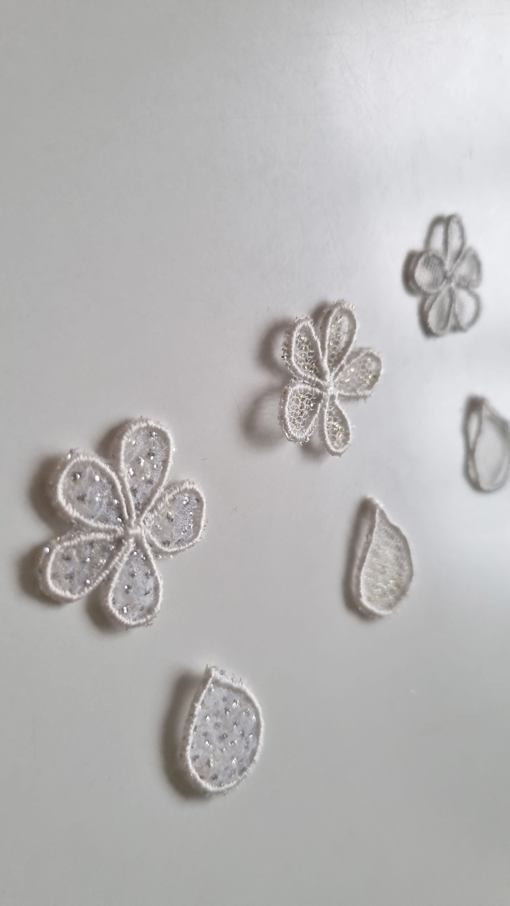 Couture 6 Stk. 2 cm Handmade Kleine Blumen Für Applicationen Zum Aufnähen Hochzeitskleider, Spitzenblätter von MyooHauteCouture