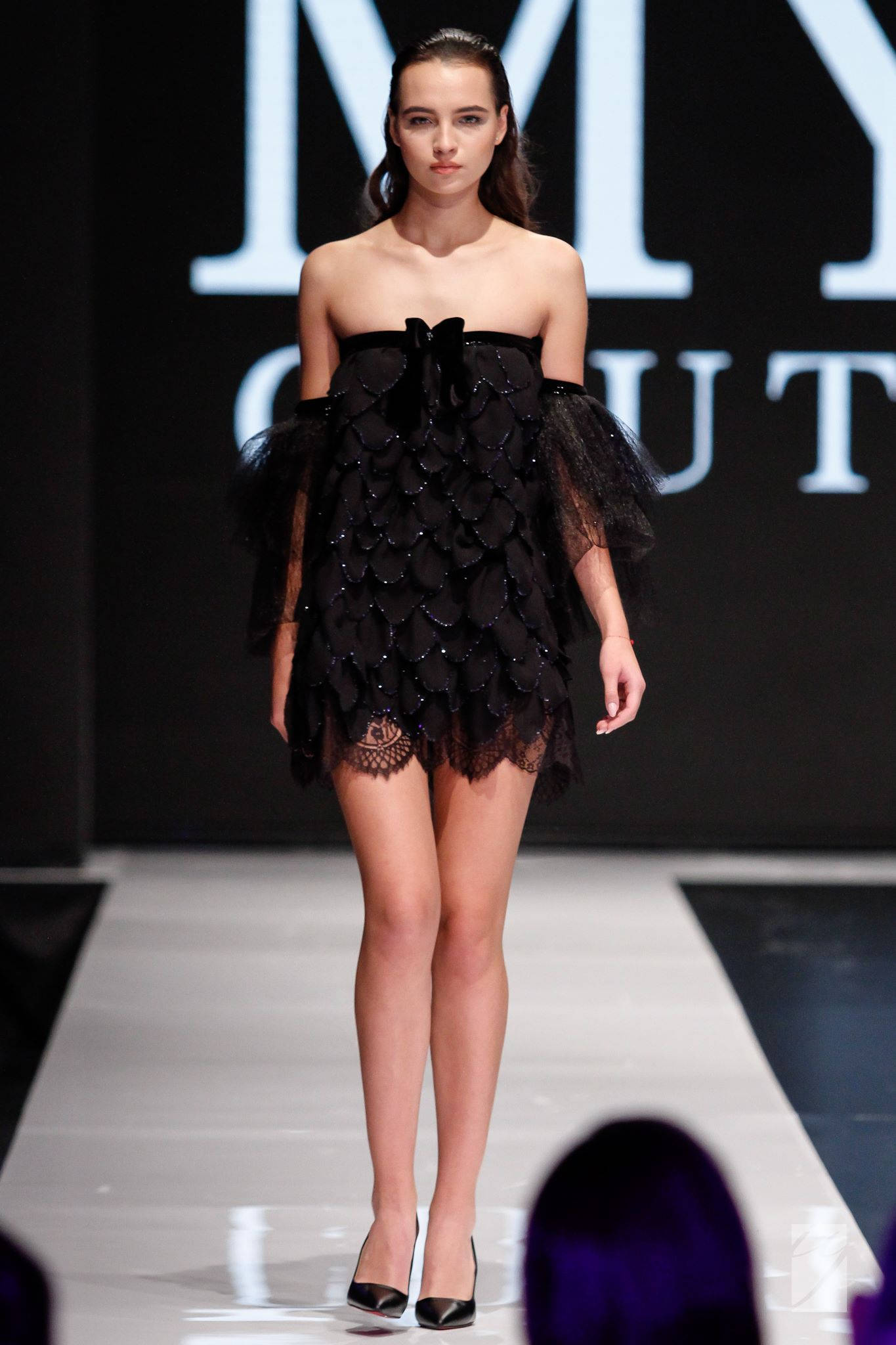Mini Schwarzes Cockteilkleid Mit Pailleten Mini Schwarzes Cockteilkleid Mit Pailleten von MyooHauteCouture