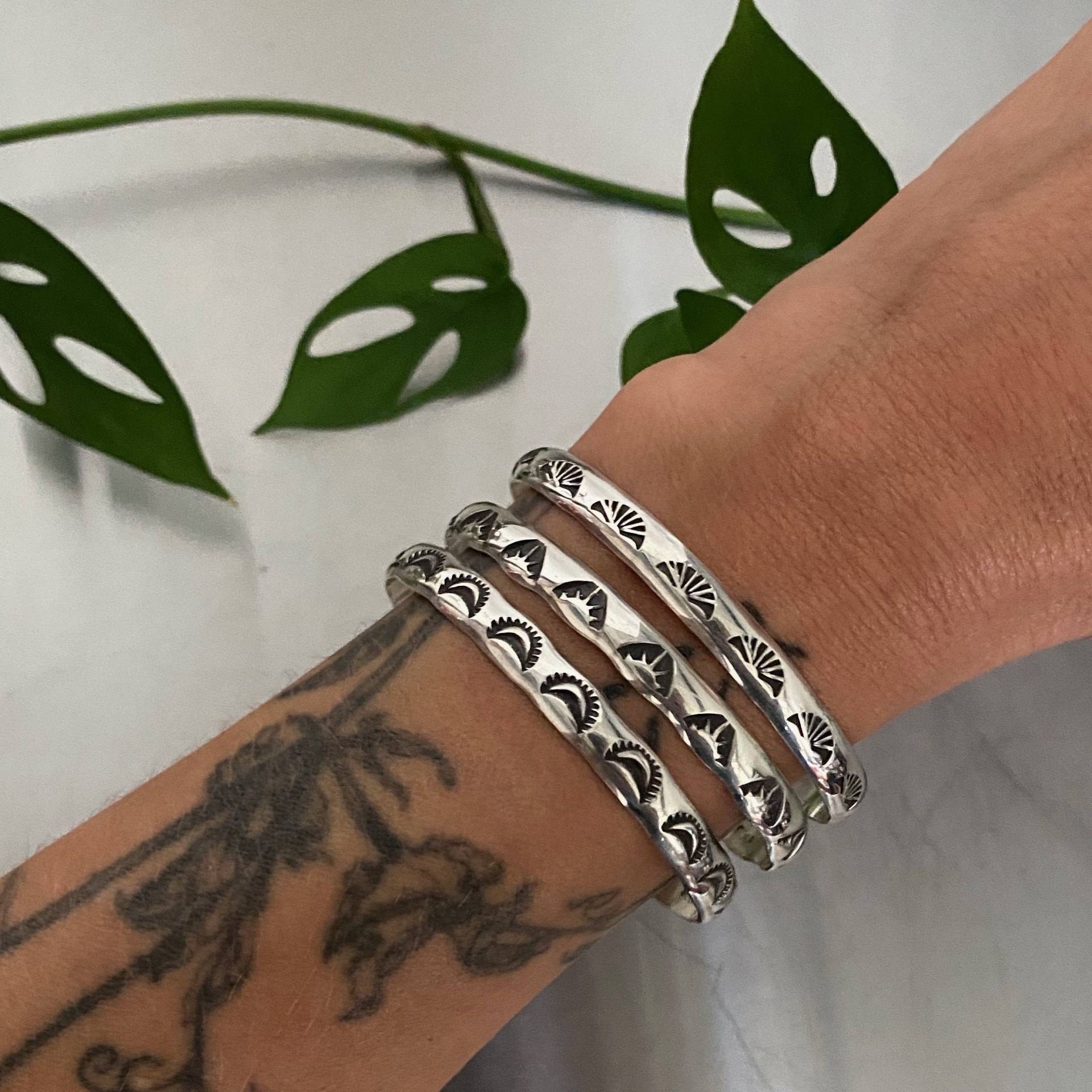 Set Aus 3 Breiten Sterling-Manschettenarmbändern - Sonnen-, Burst-, Halbmondmotiv. Hand Gestempelt Silber Stacker Manschetten Set Aus 3 Breiten Sterling-Manschettenarmbändern - Sonnen-, Burst-, Halbmondmotiv. Hand Gestempelt Silber Stacker Manschetten von MyopicVoid