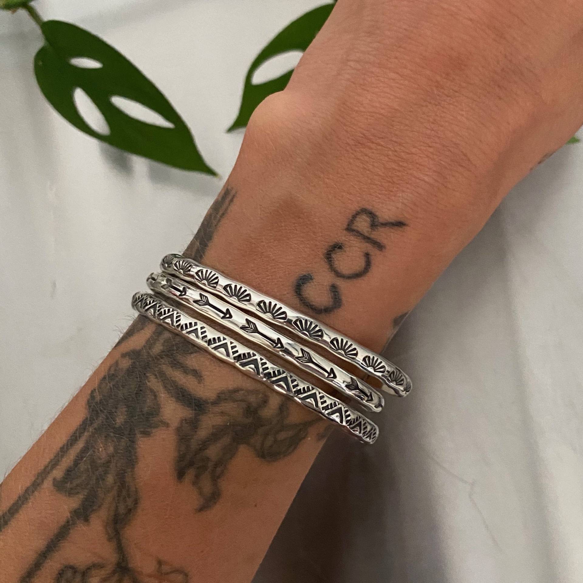 Set Mit 3 Gestempelten Sterling Stacker Cuffs - Pfeilen, Sonnen Und Dreiecken Design Silber Cuff Armbänder Set Mit 3 Gestempelten Sterling Stacker Cuffs - Pfeilen, Sonnen Und Dreiecken Design Silber Cuff Armbänder von MyopicVoid