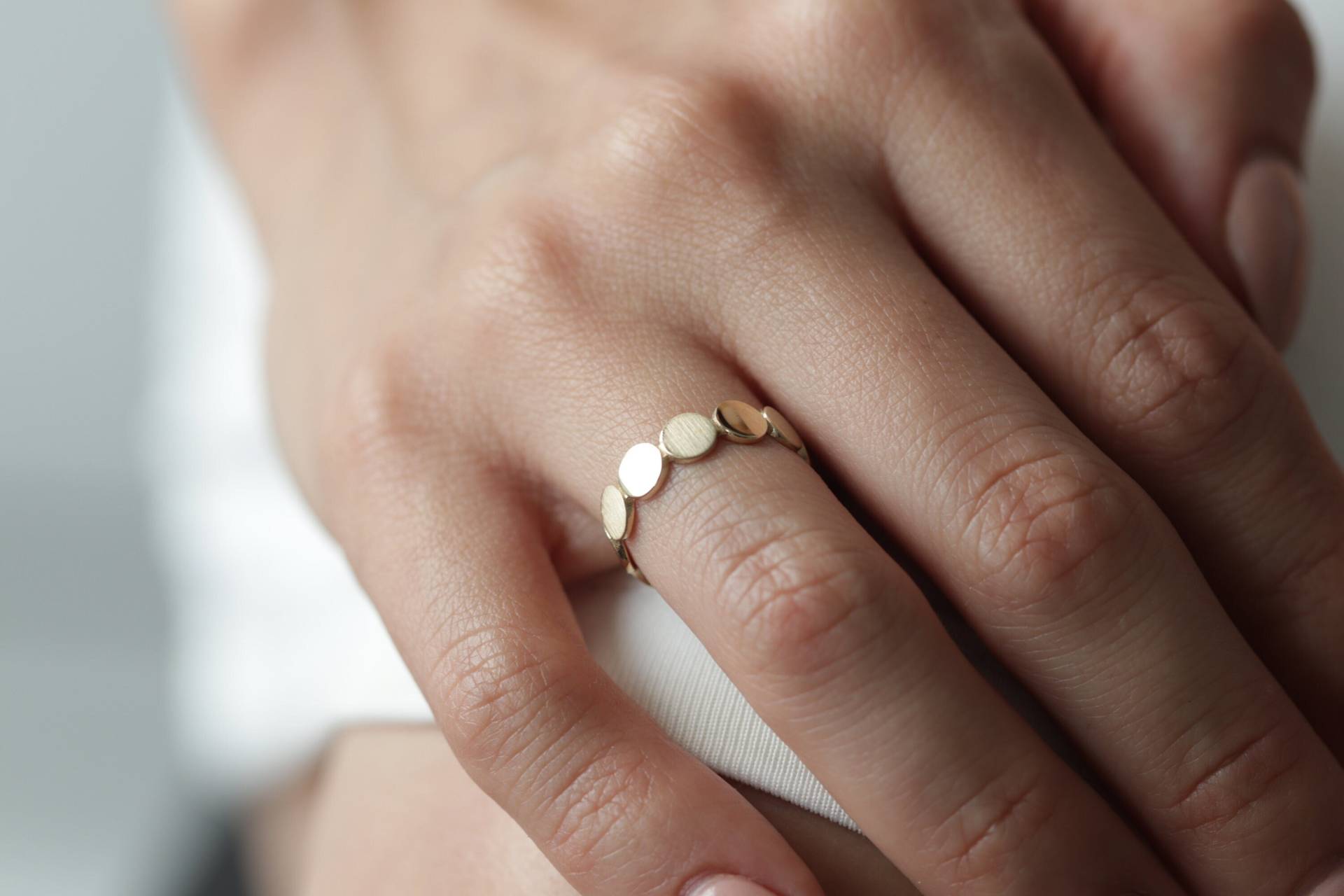 10K/14K/18K Solid Gold Dot Stapel Ring/Perlen Stapelring Zierlicher Daumen Muttertagsgeschenk Weihnachtsgeschenk 10K/14K/18K Solid Gold Dot Stapel Ring/Perlen Stapelring Zierlicher Daumen Muttertagsgeschenk Weihnachtsgeschenk von MyraFineJewelry