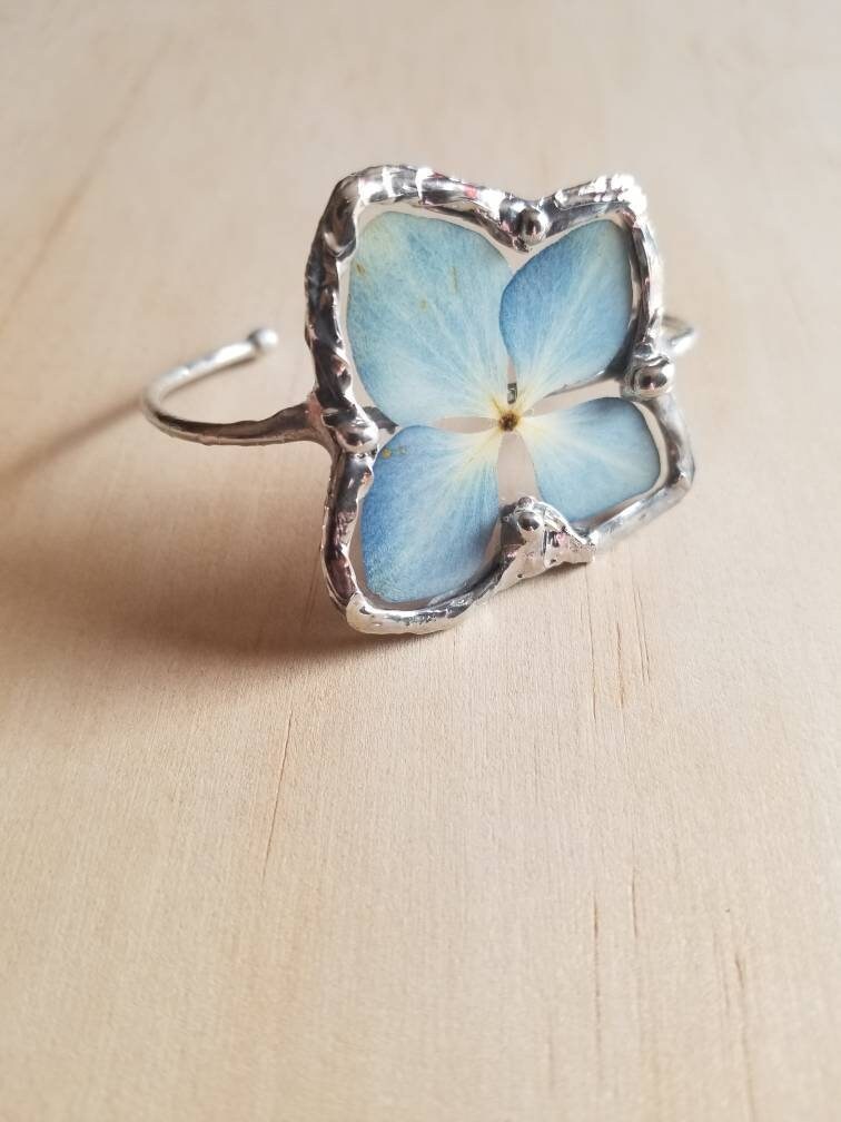 Blaue Hortensie Blume Manschette Armband Hochzeit Braut Geschenke Naturschmuck Blumenharze Blaue Hortensie Blume Manschette Armband Hochzeit Braut Geschenke Naturschmuck Blumenharze von MyriadMirage