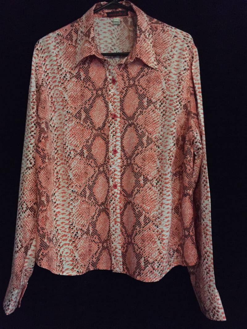 Pfirsich Schlangenleder Baumwolle Maßgeschneiderte Shirt von Myriadical