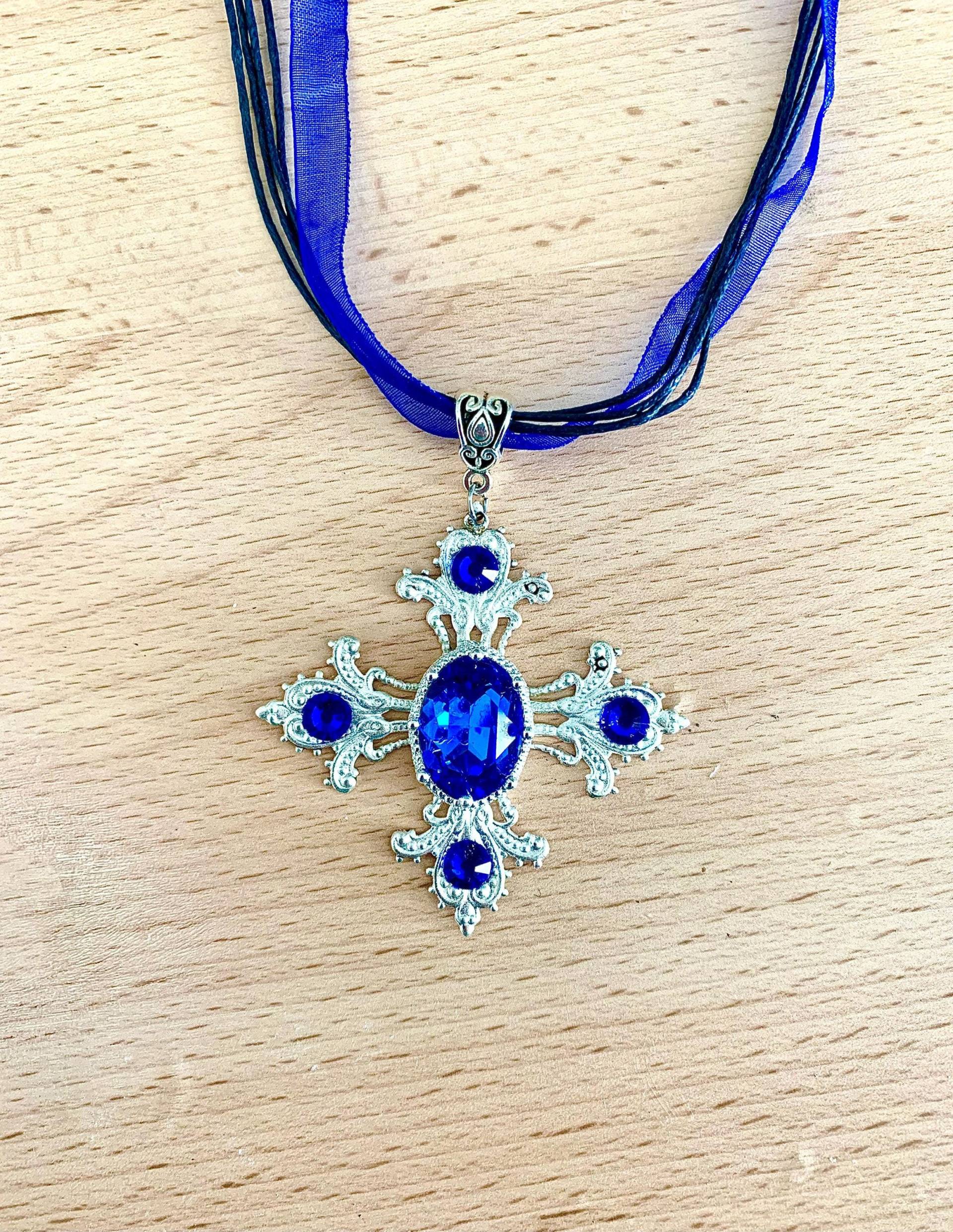 Barocke Kreuzkette, Versilbertes Malteserkreuz Und Blauer Swarovski-Kristall, Edelstahlkette von Myriambijoux