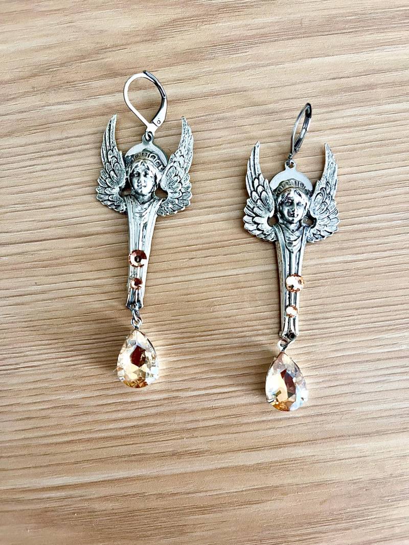 Engelsohrringe Aus Versilbertem Messing Und Champagnerfarbenem Kristall von Myriambijoux