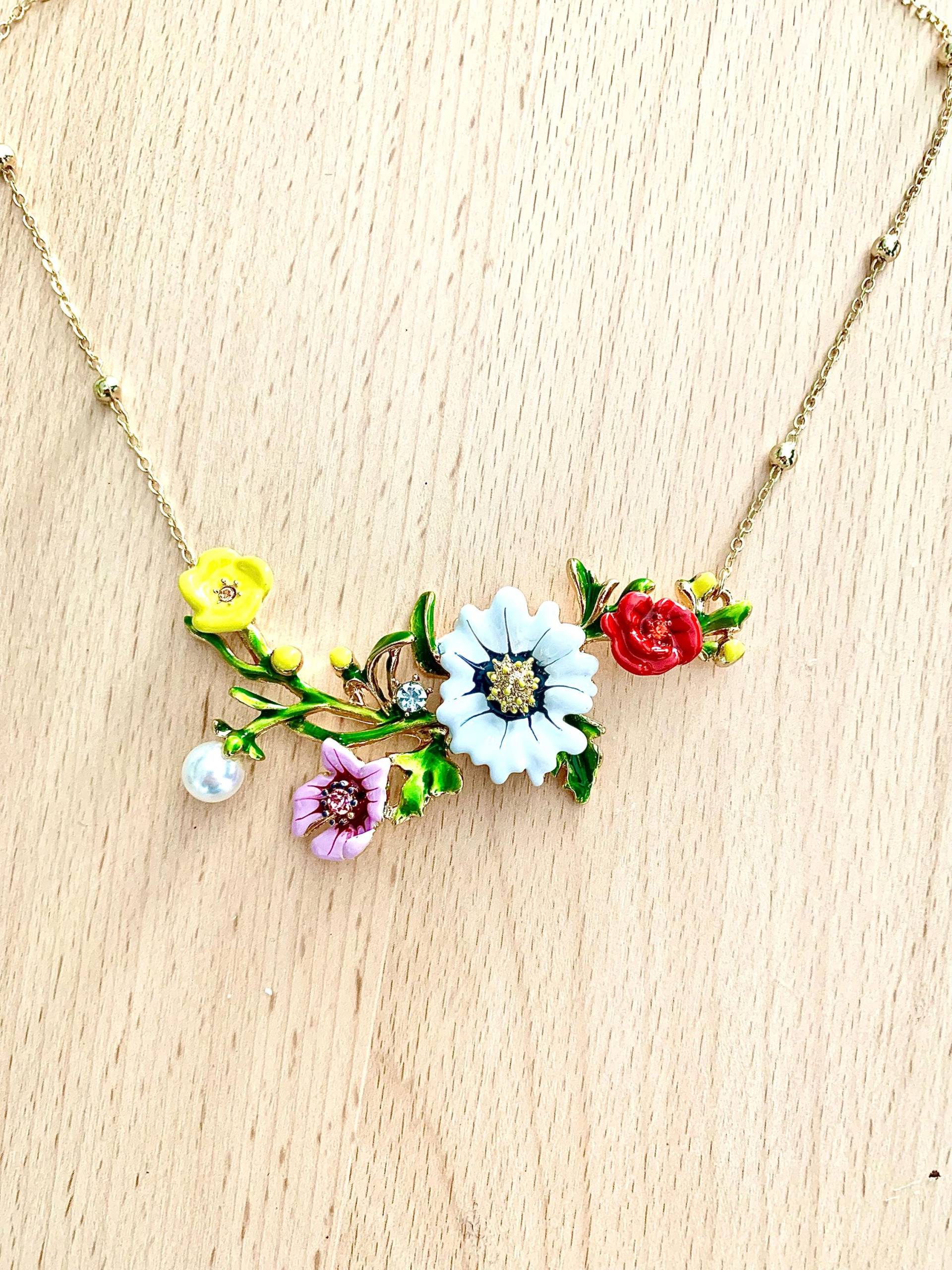 Feldblumen-Halskette Aus Emaille Und Roten Rosa Perlen von Myriambijoux