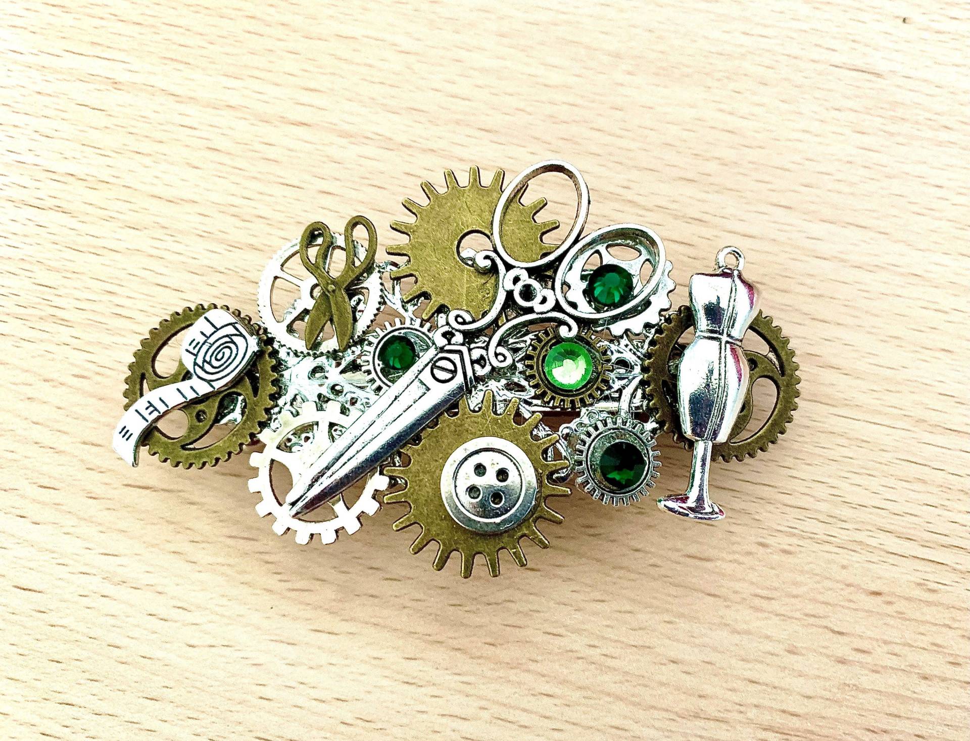 La Couture Steampunk-Haarspange Mit Zahnrädern, Schneideranhängern Und Swarovski-Kristall-Strasssteinen von Myriambijoux
