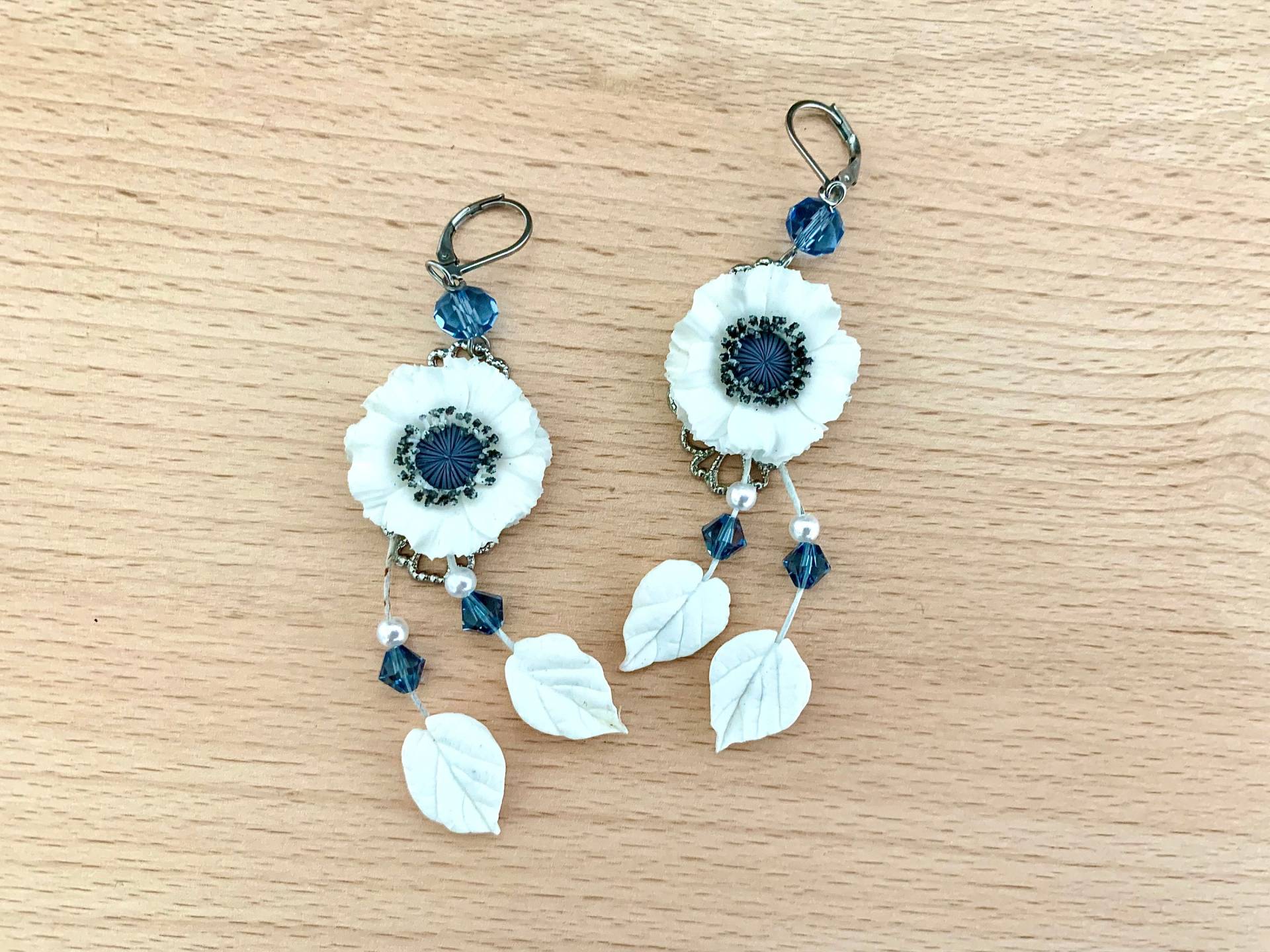 Ohrringe Mit Weißen Blüten Und Graublauen Swarovski-Kristallen, Edelstahl-Schläfer von Myriambijoux