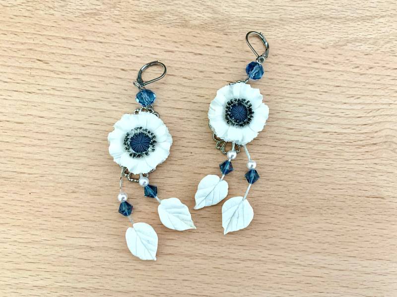 Ohrringe Mit Weißen Blüten Und Graublauen Swarovski-Kristallen, Edelstahl-Schläfer Ohrringe Mit Weißen Blüten Und Graublauen Swarovski-Kristallen, Edelstahl-Schläfer von Myriambijoux