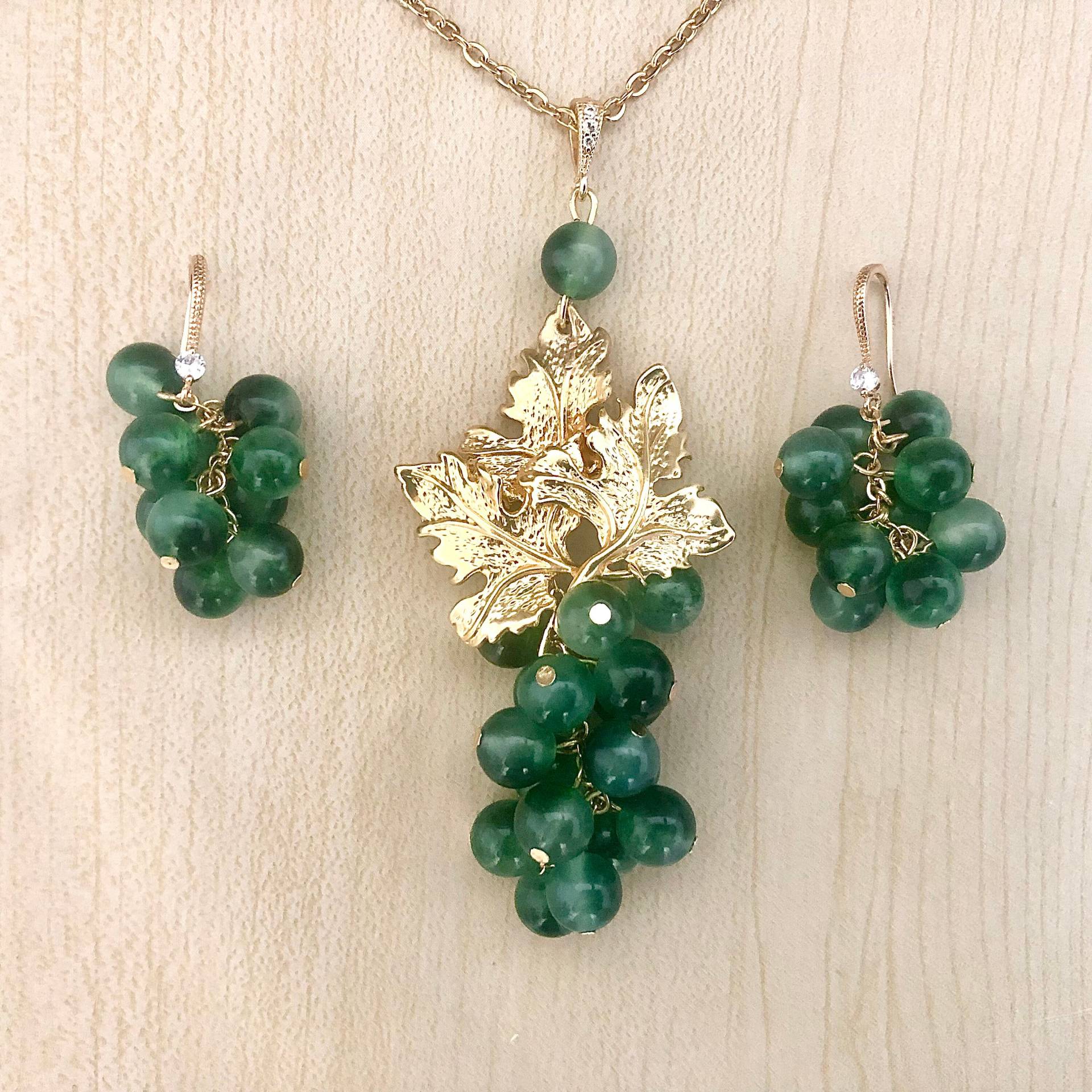 Set Mit Weintrauben, Grünem Und Goldenem Anhänger Ohrringen von Myriambijoux