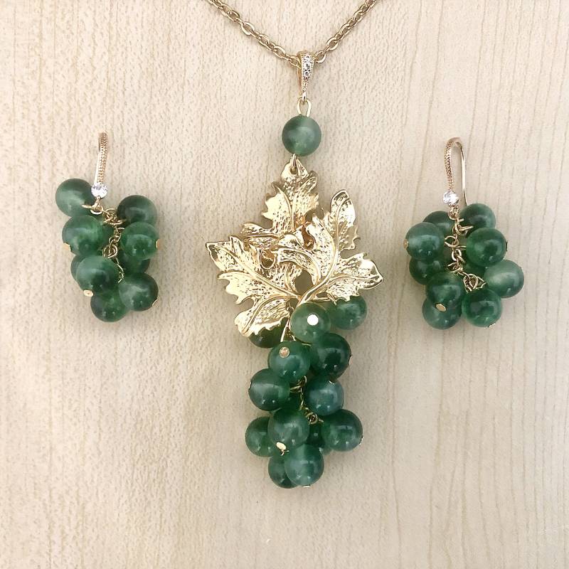 Set Mit Weintrauben, Grünem Und Goldenem Anhänger Ohrringen Set Mit Weintrauben, Grünem Und Goldenem Anhänger Ohrringen von Myriambijoux