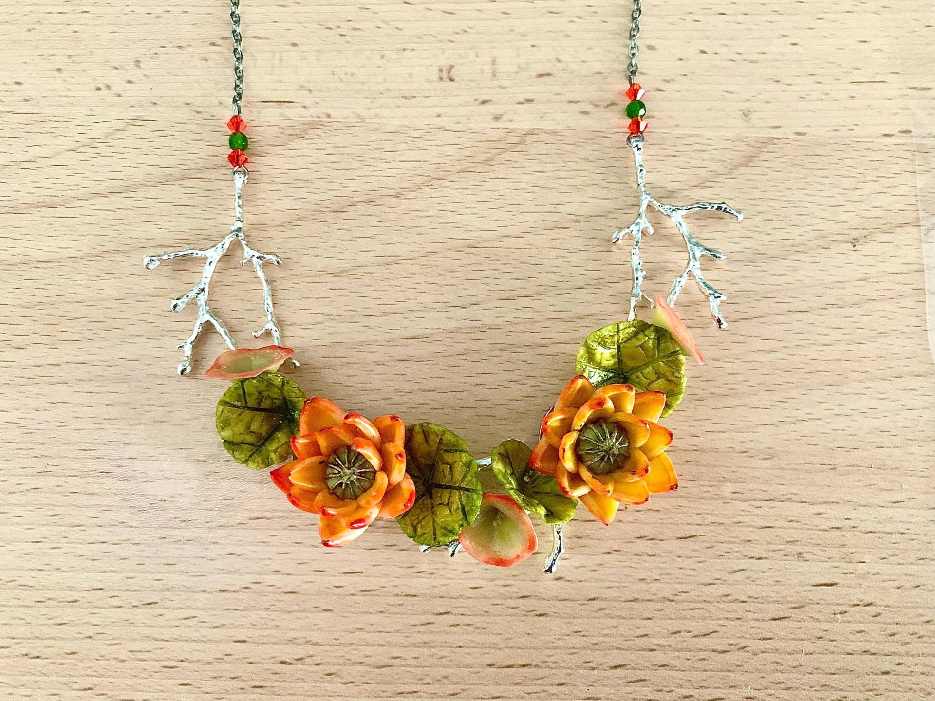 Zweigkette Mit Lotusblüten Aus Orangefarbenem Kaltporzellan von Myriambijoux