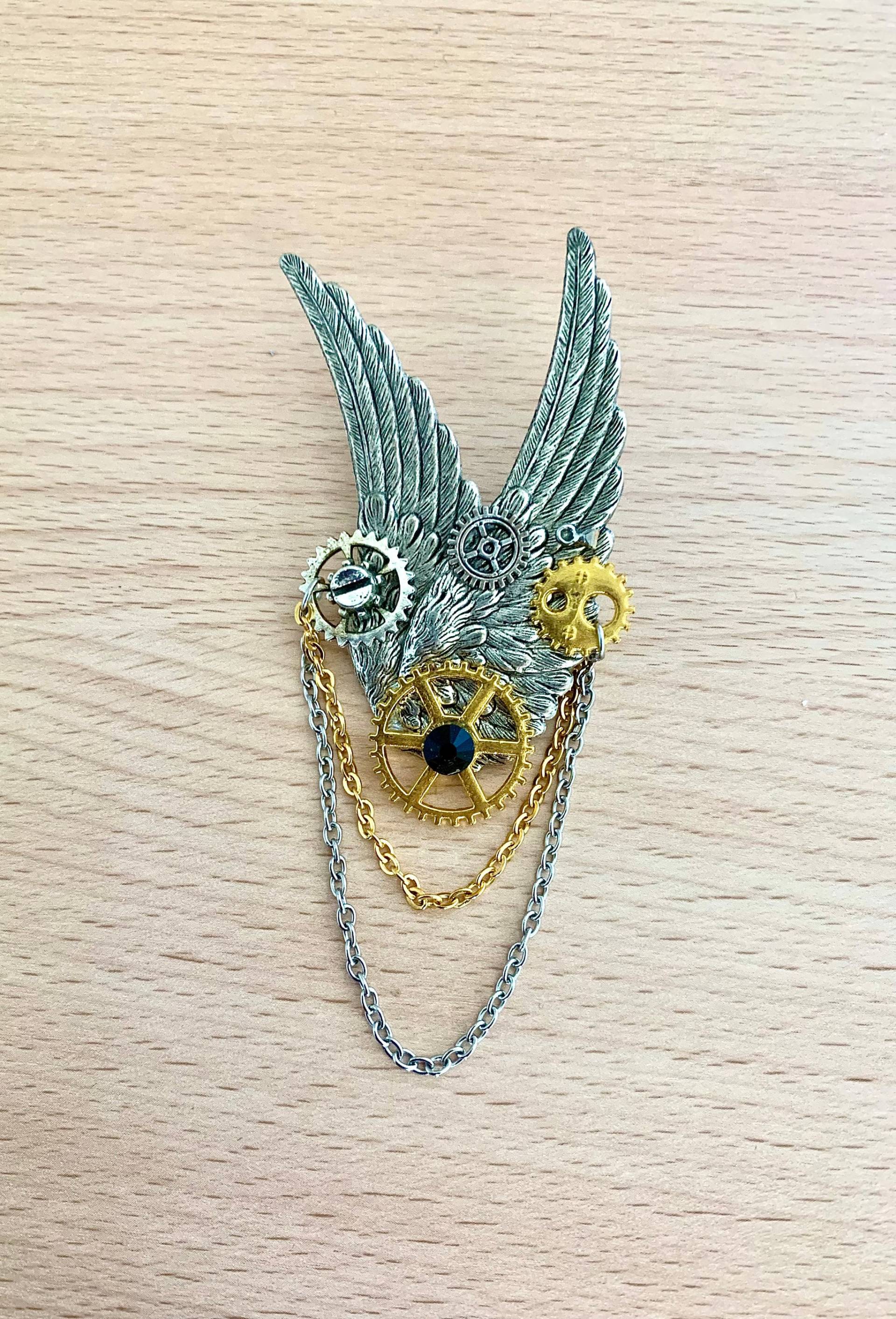 steampunk-Brosche Mit Zahnrädern, Silbernen Flügeln, Edelstahlketten Und Swarovski-strasssteinen von Myriambijoux