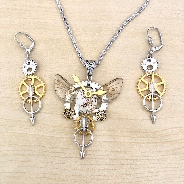 steampunk-Halskette Und Ohrringe Mit Uhrwerk, Feenflügeln Zahnrädern steampunk-Halskette Und Ohrringe Mit Uhrwerk, Feenflügeln Zahnrädern von Myriambijoux