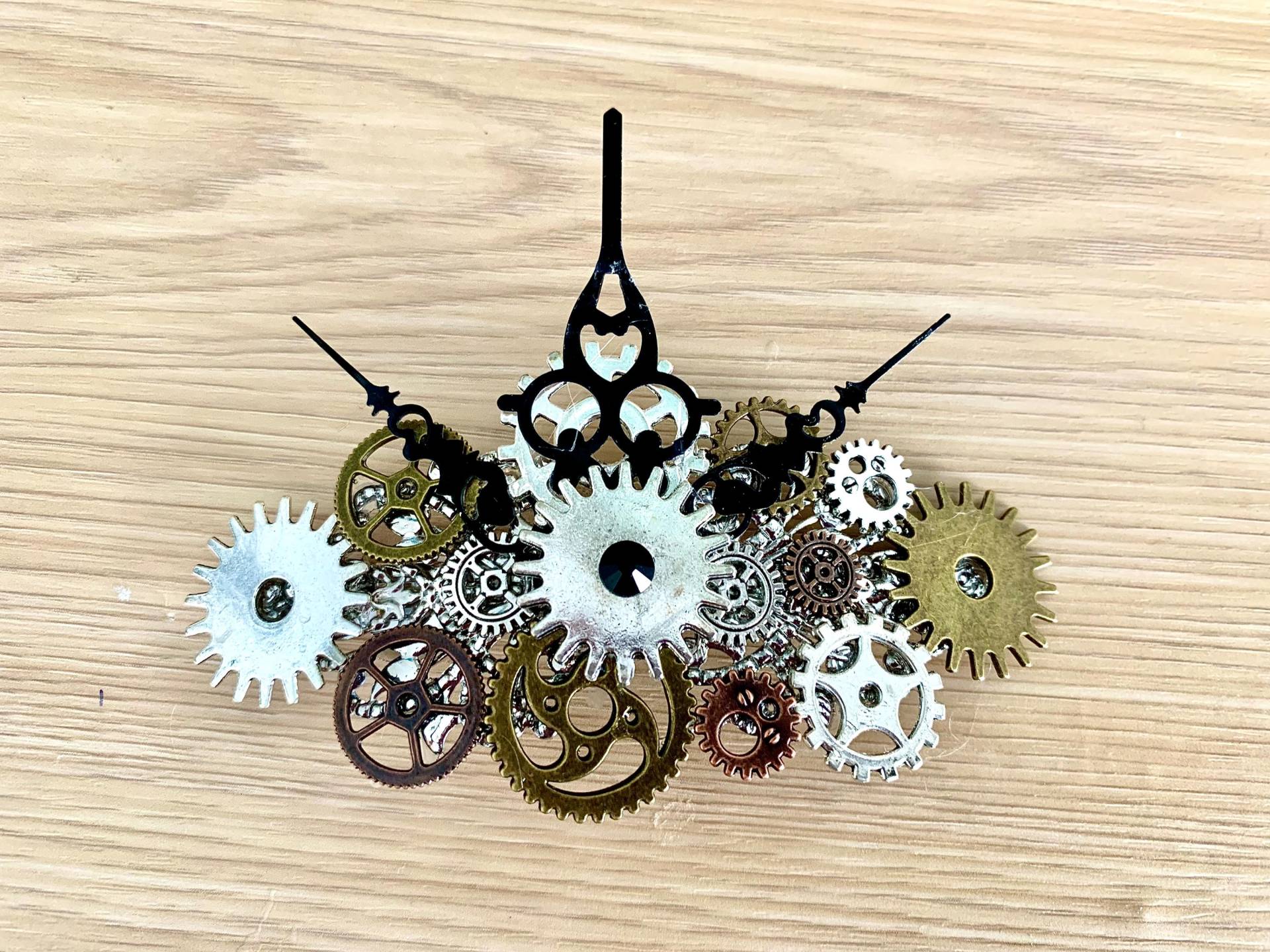 steampunk-Uhrenspange Mit Zahnrädern, Zifferblättern Und Uhrzeigern von Myriambijoux