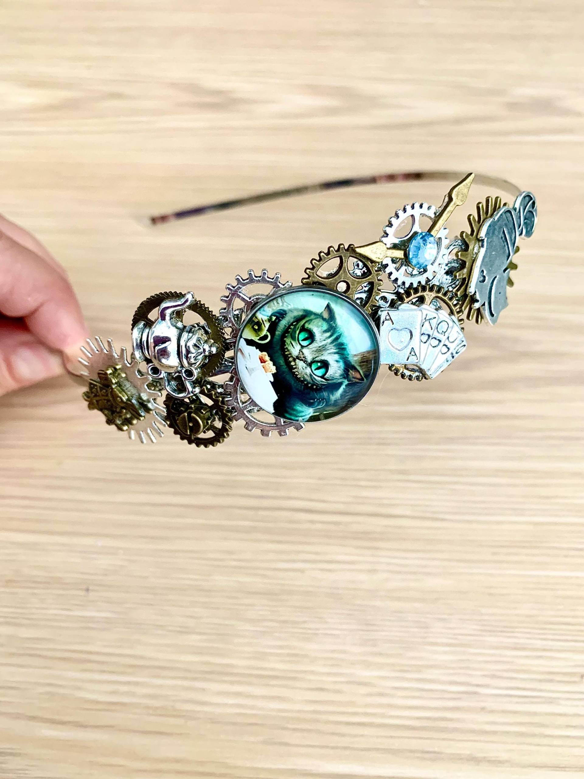 steampunk-stirnband „Alice Im Wunderland" Mit Grinsekatze, Metallzahnrädern Und Cabochon von Myriambijoux