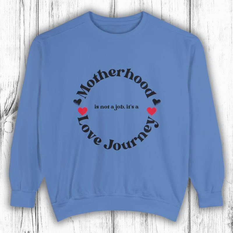 Love Journey Celebrating Motherhood in Every Stitch Sweatshirt von MyrisDesigns