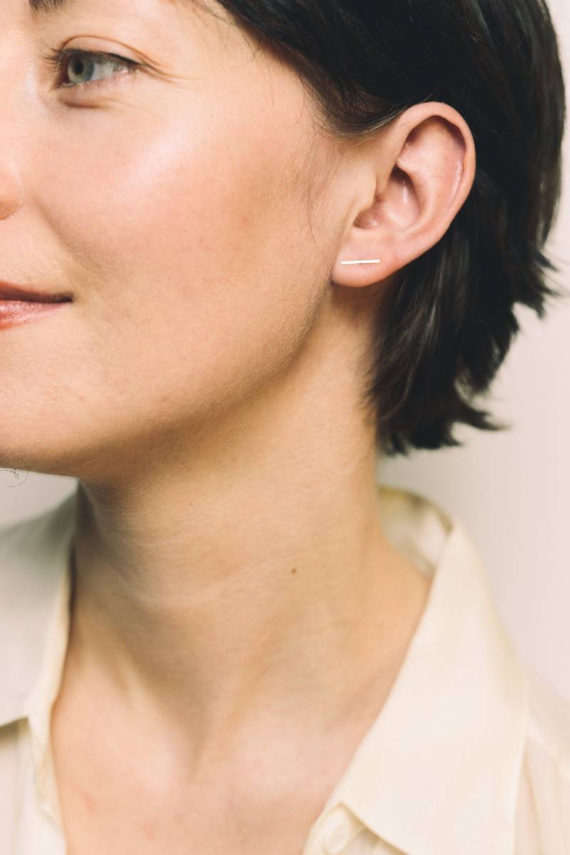 Winzige Lange 14 Karat Gold Linie Ohrringe - Solid Line Ohrstecker Goldbarren Winzige von MyrrhJewelry
