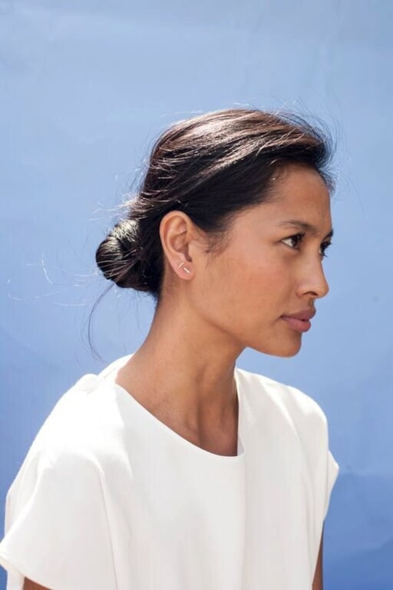 Winzige Massive 14 Karat Gold Linien Ohrringe - Solid Line Ohrstecker - Bar Gelbgold Viereck Ohrringe von MyrrhJewelry