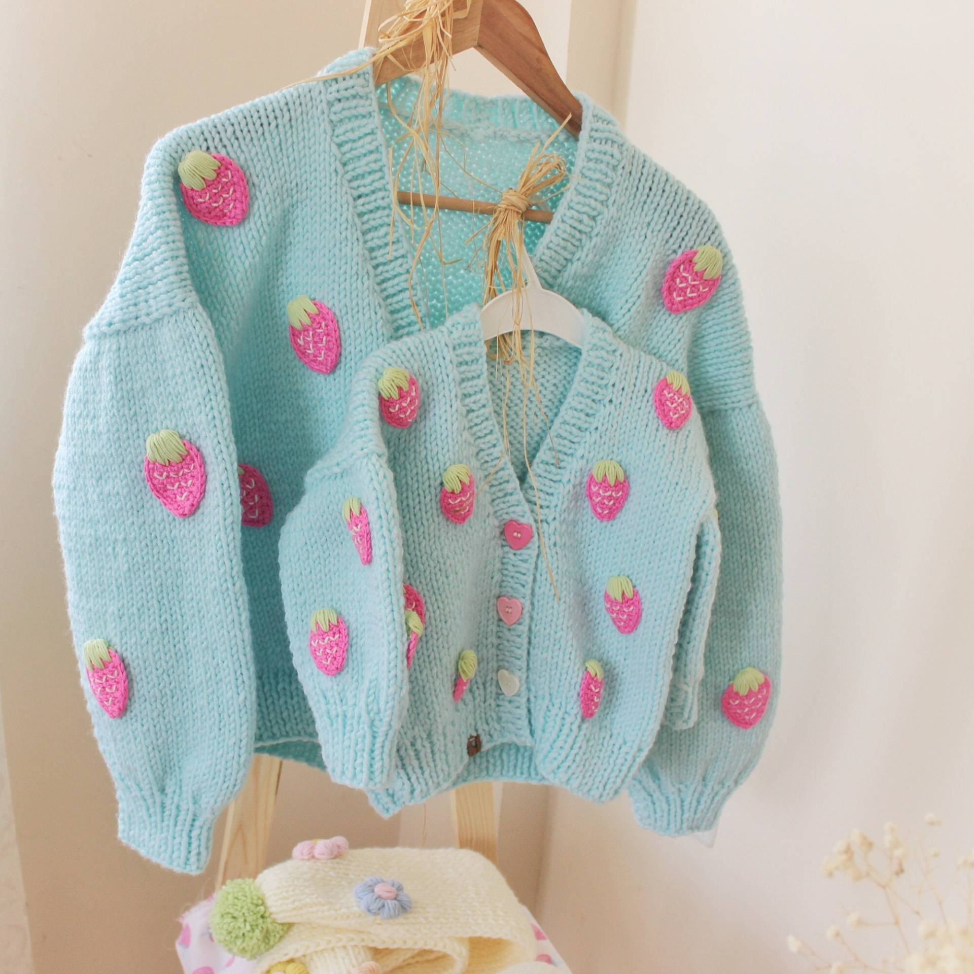 Mutter-Tochter Erdbeer-Cardigan-Kombination/Chunky Cardigan Strickjacke Mutter-Tochter-Kombination Mutter-Tochter Erdbeer-Cardigan-Kombination/Chunky Cardigan Strickjacke Mutter-Tochter-Kombination von Mysisloops