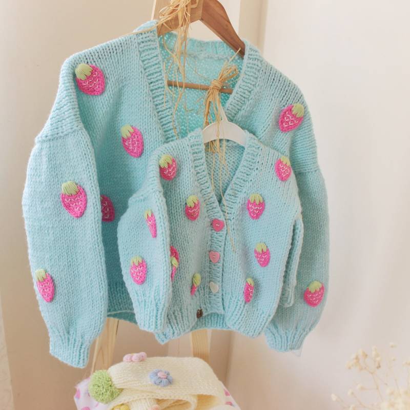 Mutter-Tochter Erdbeer-Cardigan-Kombination/Chunky Cardigan Strickjacke Mutter-Tochter-Kombination von Mysisloops